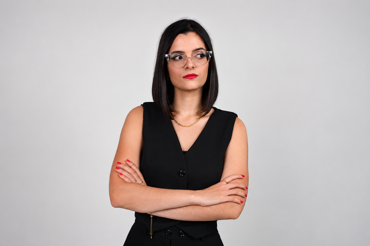 Laura Leão Heckmann em retrato profissional com os braços cruzados
