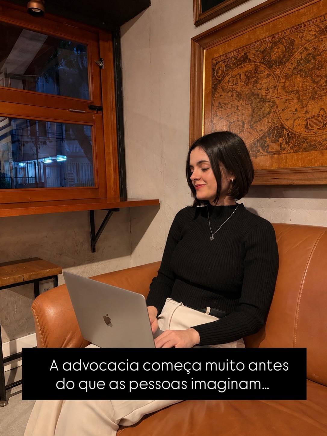 Laura em ambiente de trabalho com notebook
